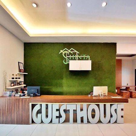 Shinta Guesthouse Malang Exterior photo