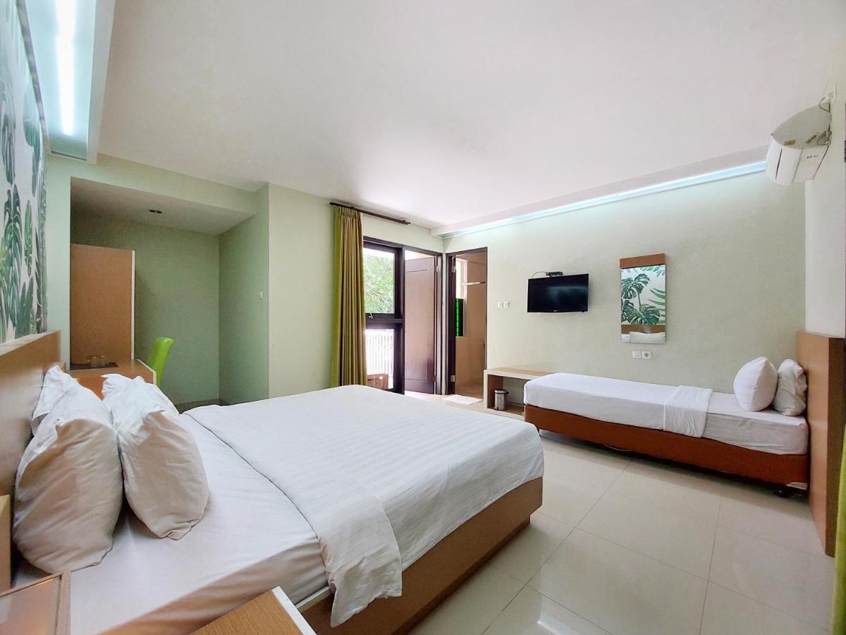 Shinta Guesthouse Malang Exterior photo