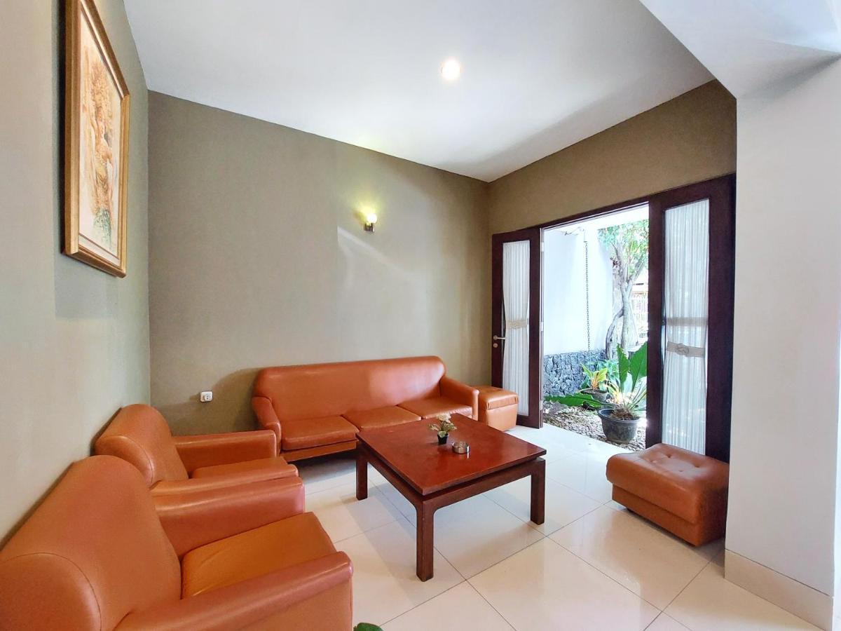 Shinta Guesthouse Malang Exterior photo
