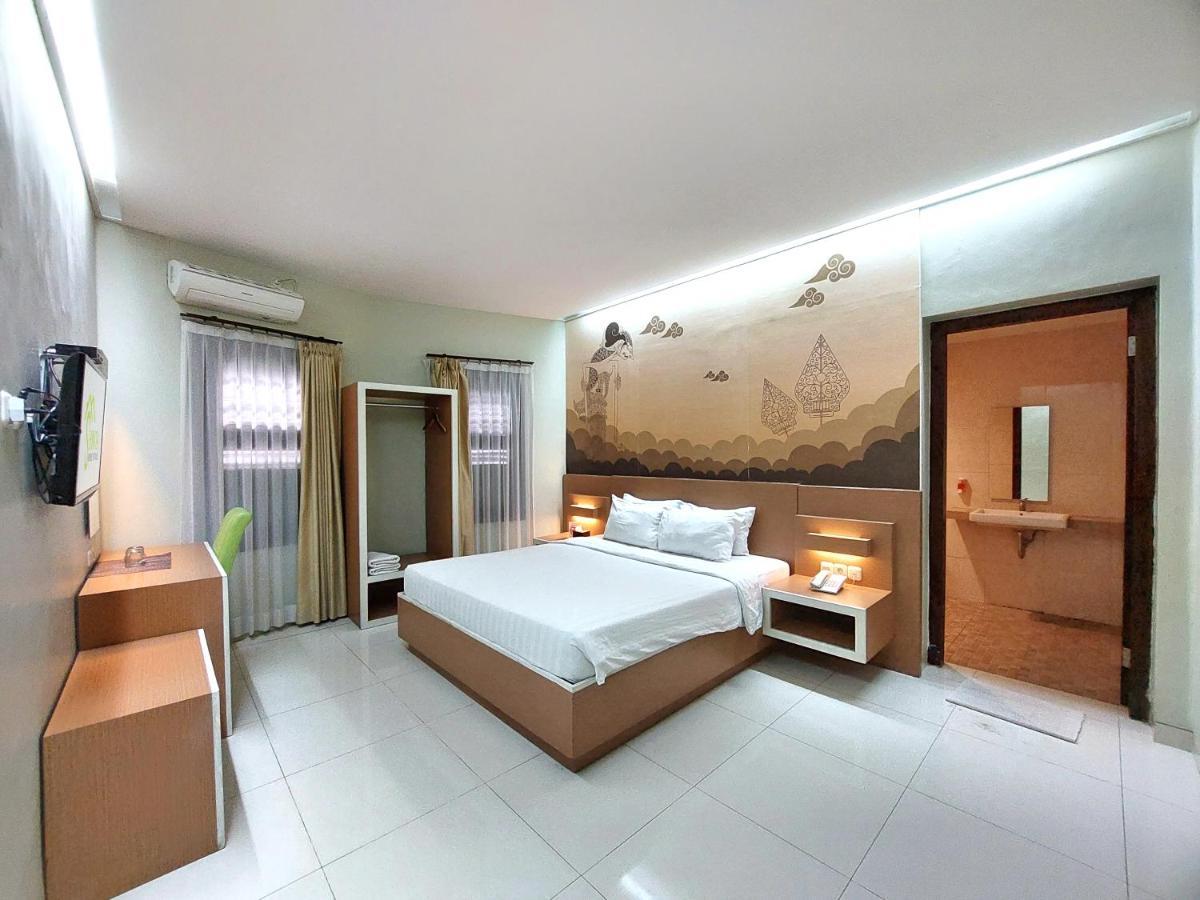 Shinta Guesthouse Malang Exterior photo