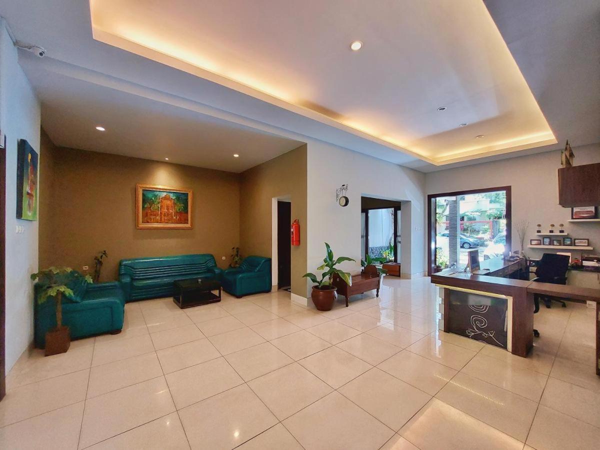 Shinta Guesthouse Malang Exterior photo