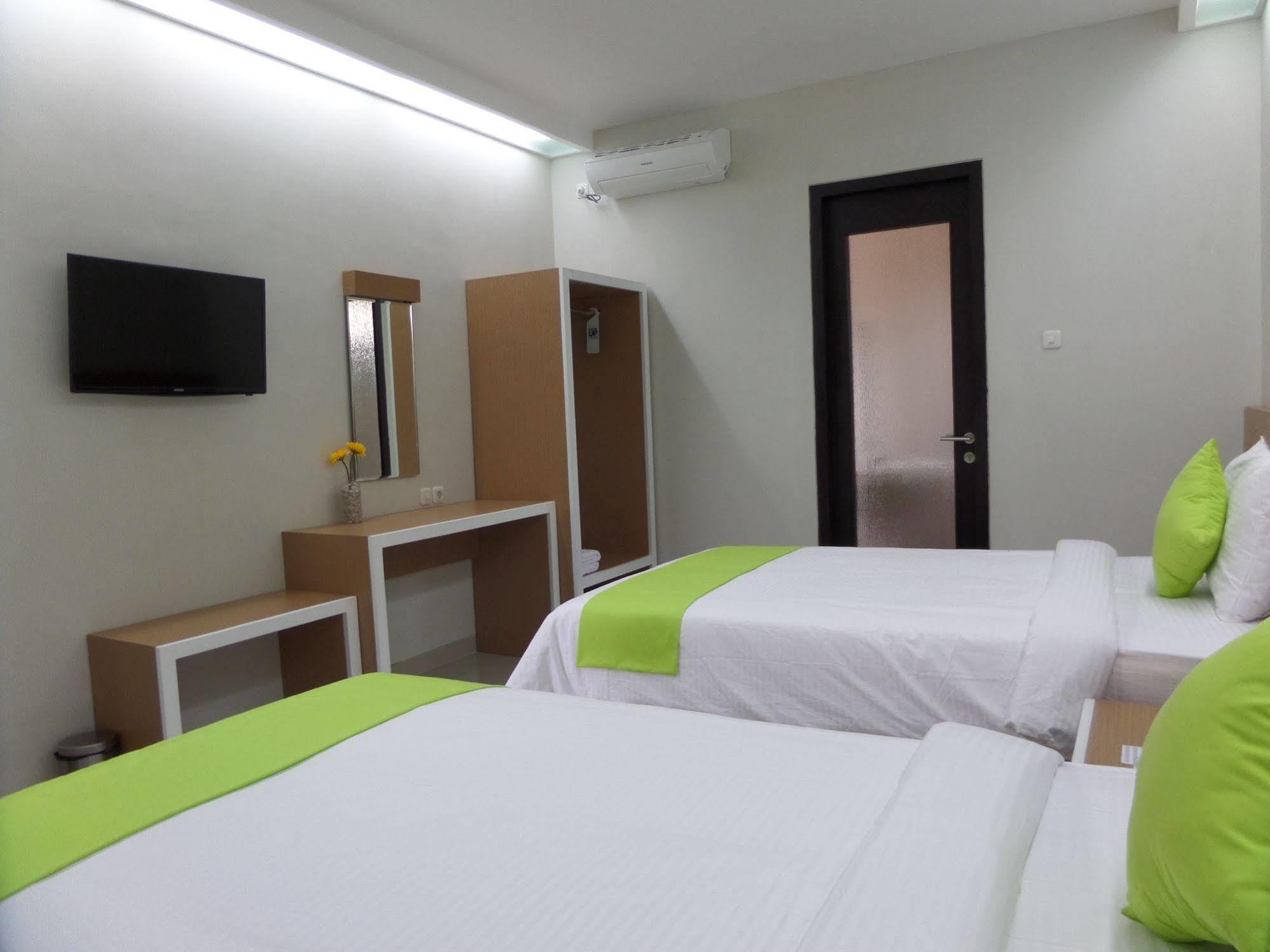 Shinta Guesthouse Malang Exterior photo