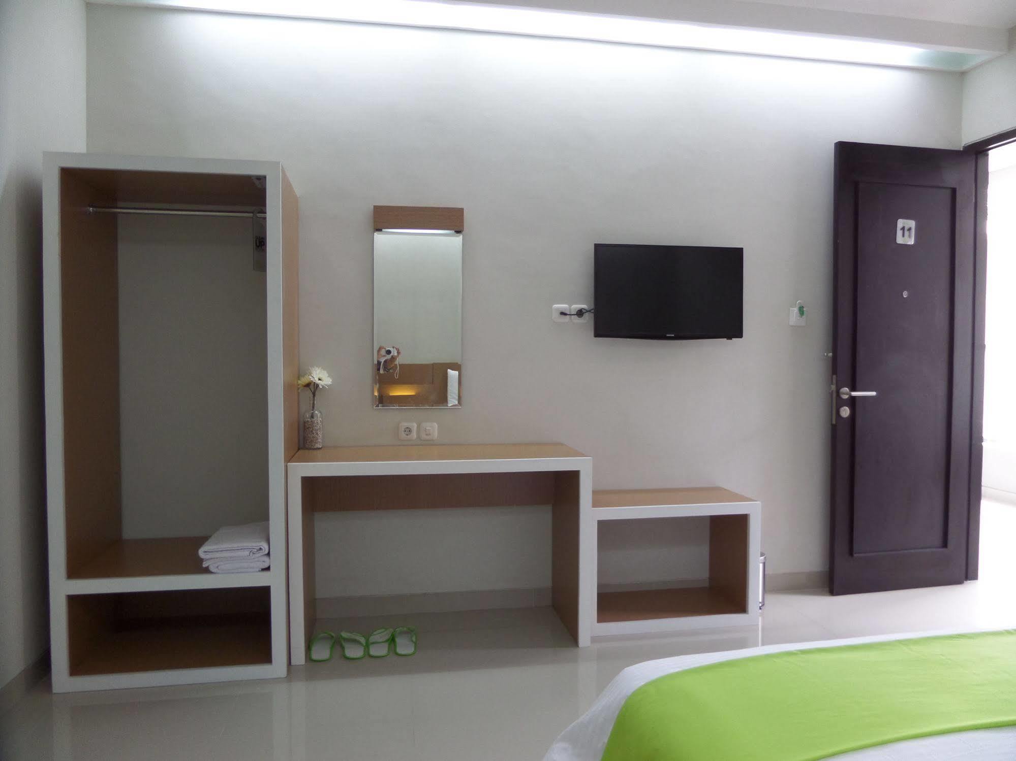 Shinta Guesthouse Malang Exterior photo