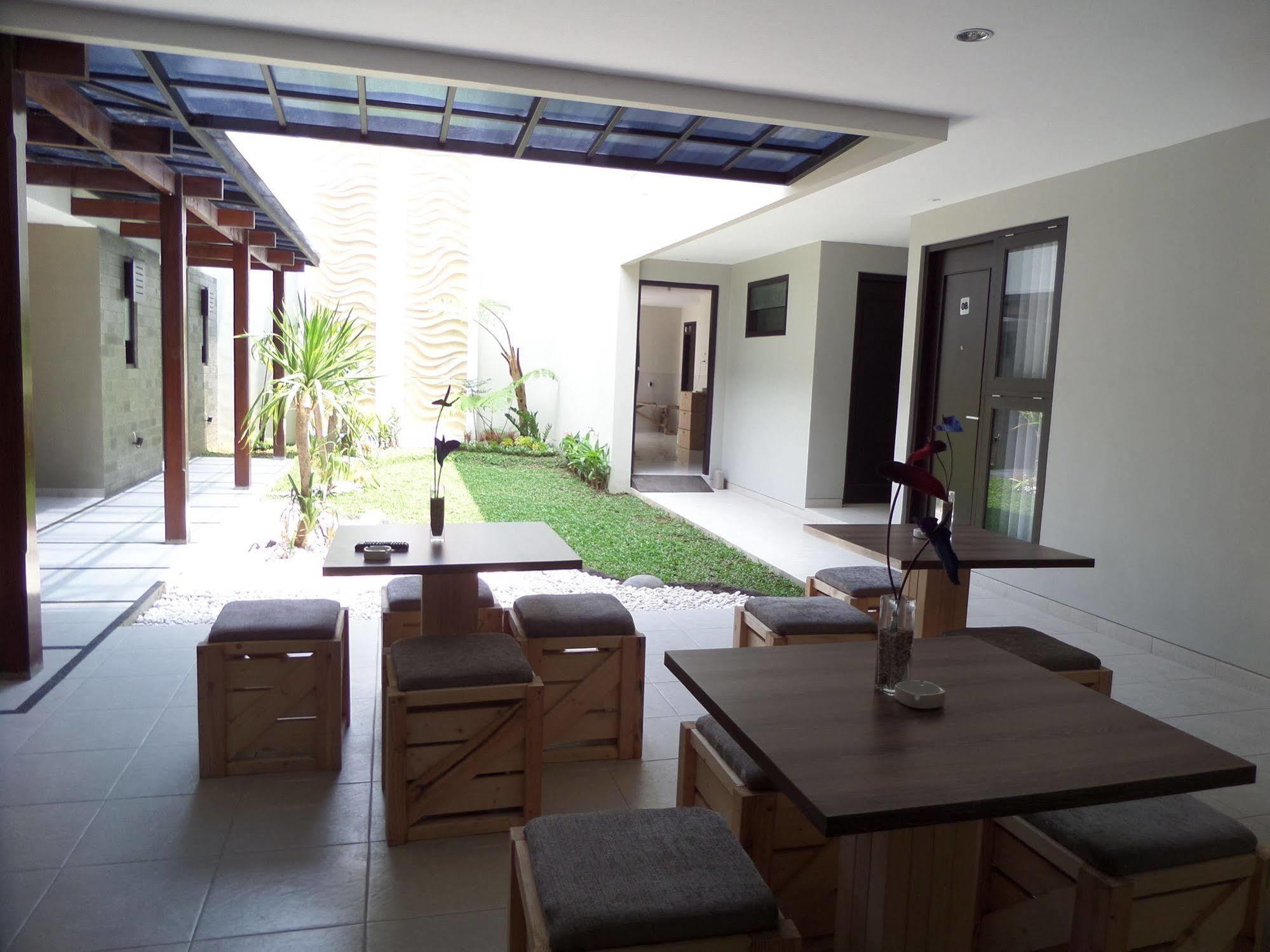Shinta Guesthouse Malang Exterior photo