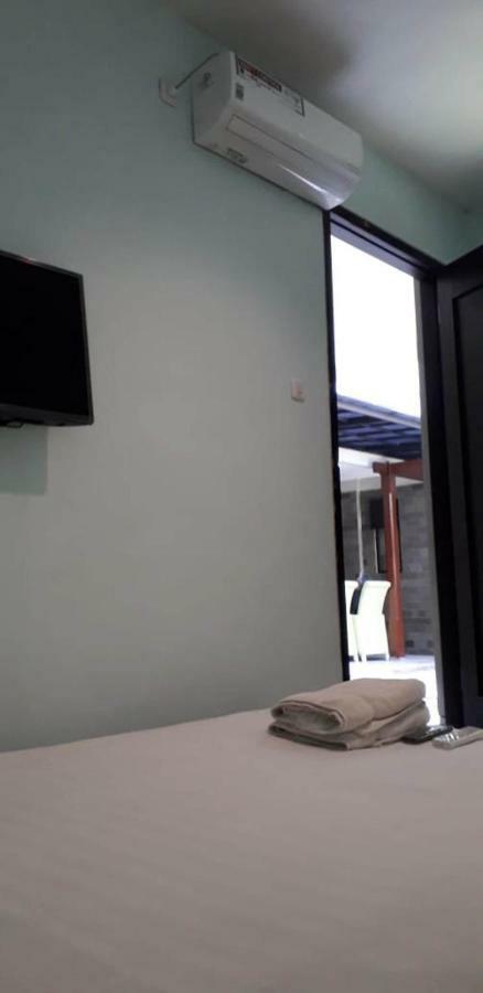 Shinta Guesthouse Malang Exterior photo